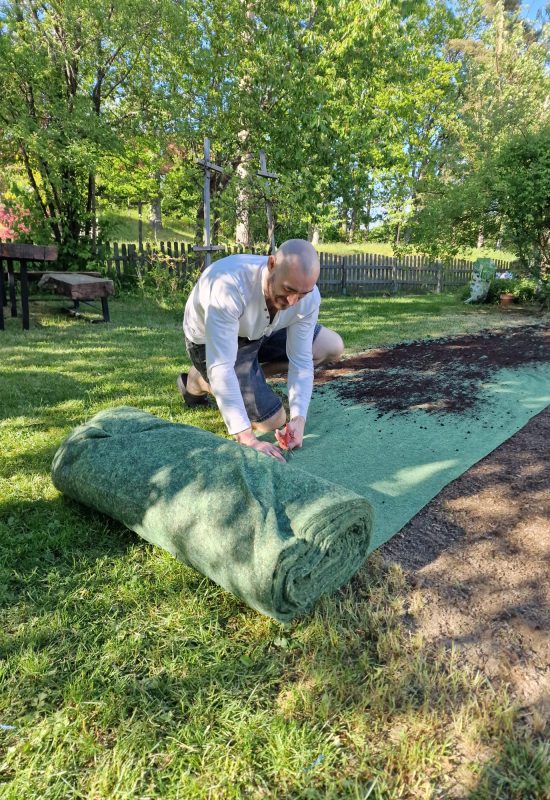 Nuevo césped siendo colocado con la manta de semillas de césped Turfquick